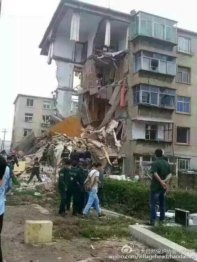 辽宁葫芦岛居民楼爆炸 一男子被埋12小时后生还