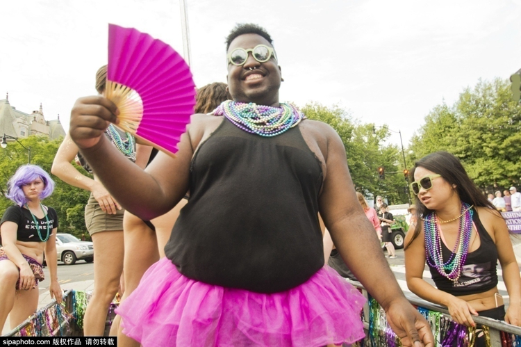 美国华盛顿同性恋群体街头游行 奇装异服分外惹眼