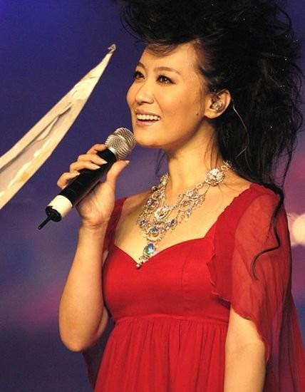 杨幂小S脚臭吴尊不洗澡 盘点特殊癖好的明星