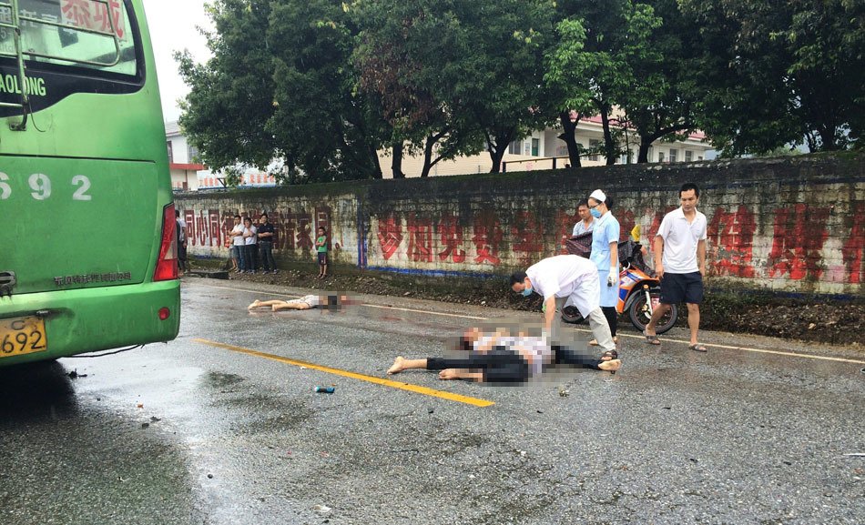 中学生驾摩托车与公交相撞 3人当场死亡