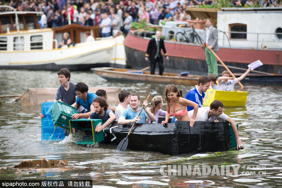 剑桥学子开展纸箱划船大赛庆祝考试结束