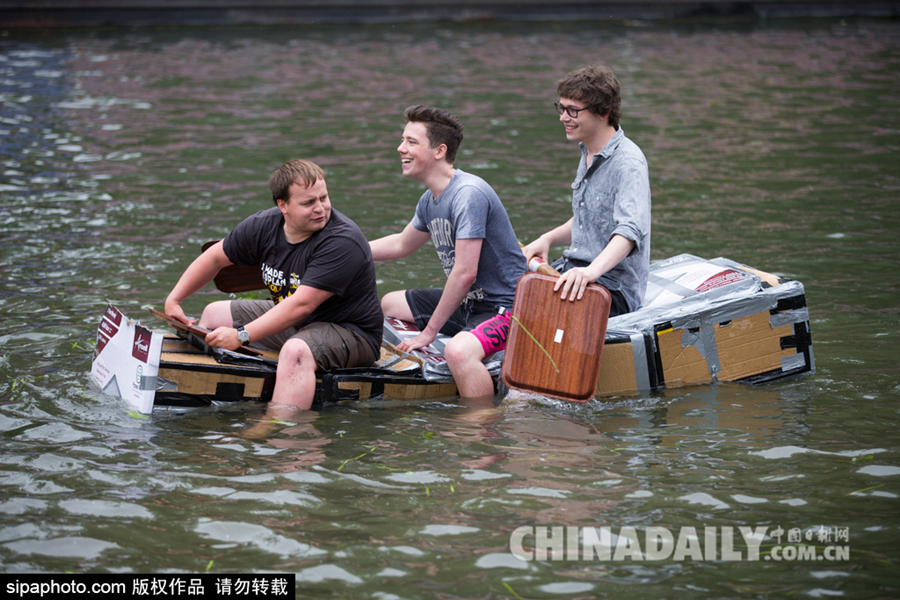 剑桥学子开展纸箱划船大赛庆祝考试结束