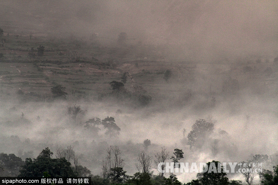 印尼锡纳朋火山喷发 近三千居民被迫撤离