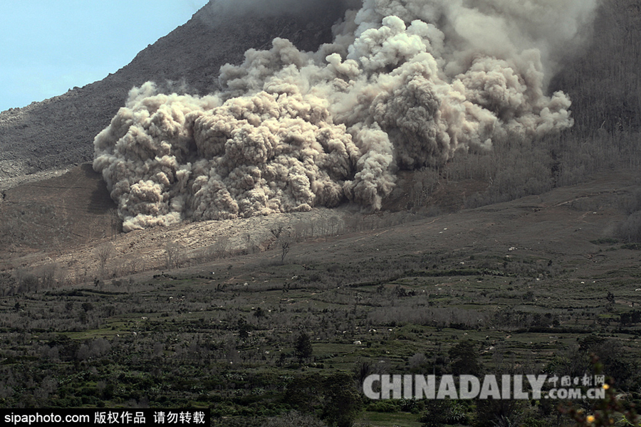 印尼锡纳朋火山喷发 近三千居民被迫撤离