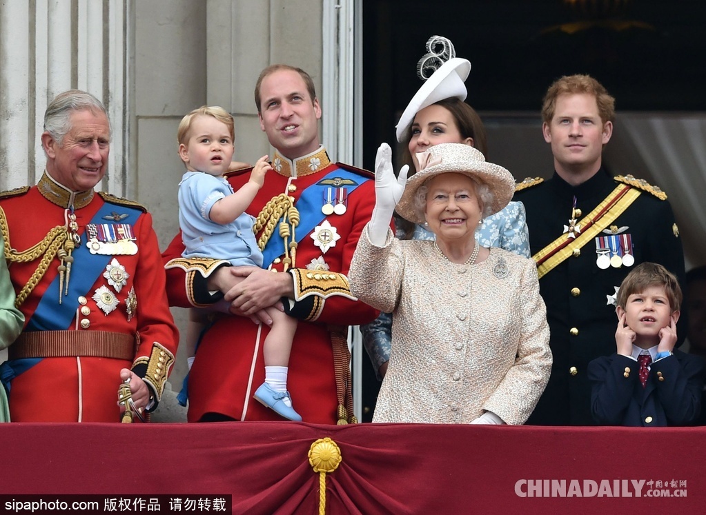 英国女王生日:众皇室成员盛装出席 乔治小王子