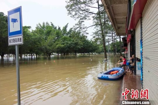 广西柳江现洪峰水位 市民淡定从容