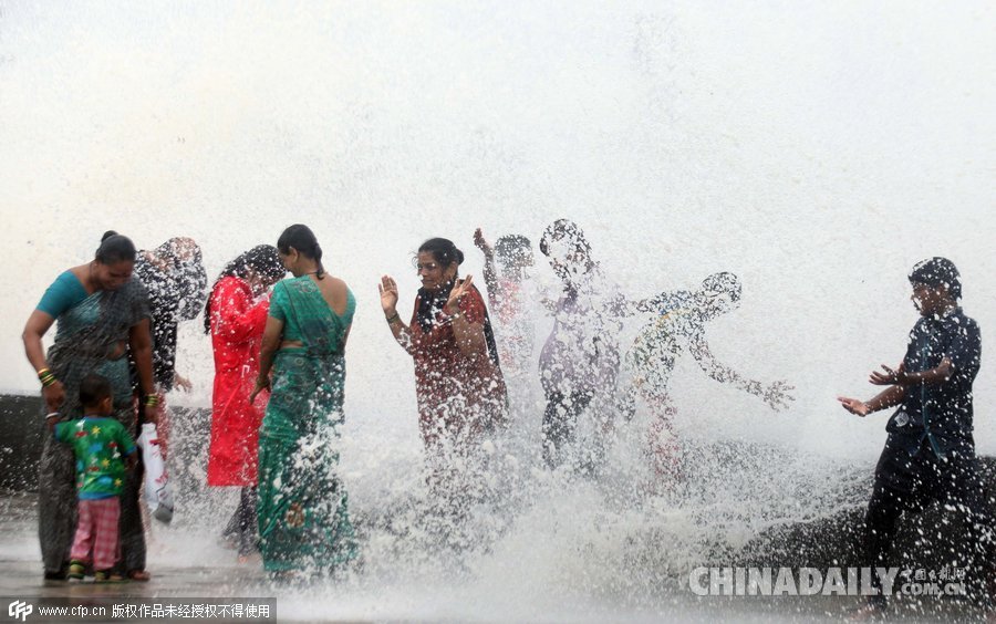 印度孟买迎来强降雨天气 久旱逢霖民众尽享清凉