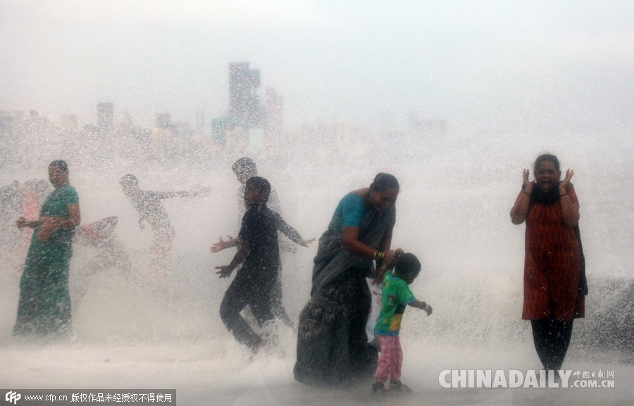 印度孟买迎来强降雨天气 久旱逢霖民众尽享清凉