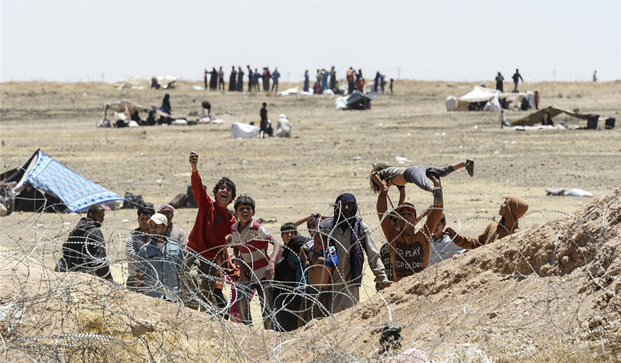 叙难民涌入土耳其 接龙方式传递孩童