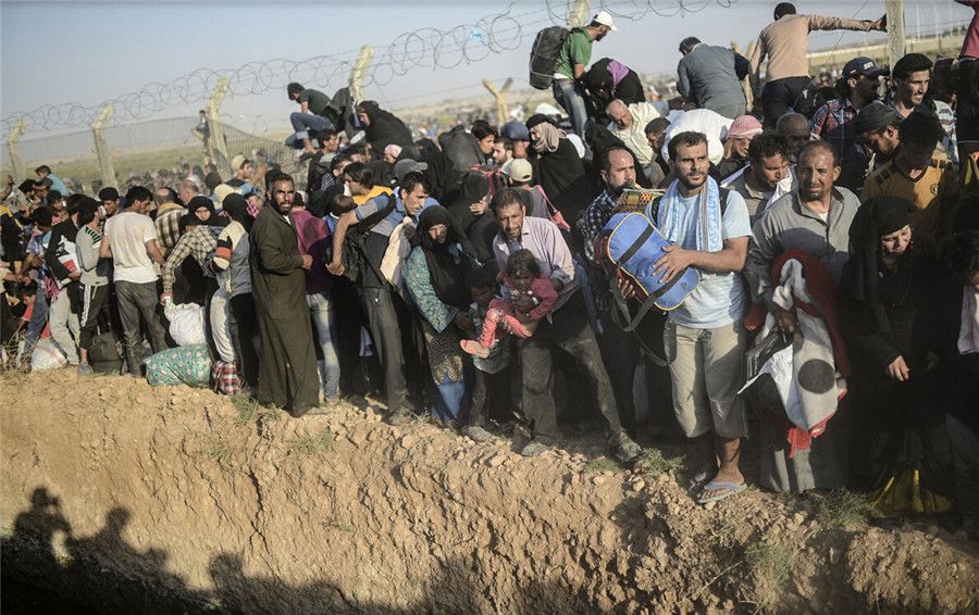 叙难民涌入土耳其 接龙方式传递孩童