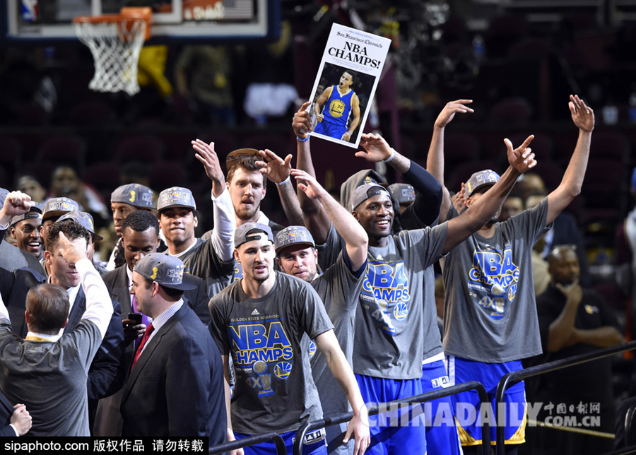 勇士客场夺NBA总冠军 众将士疯狂庆祝