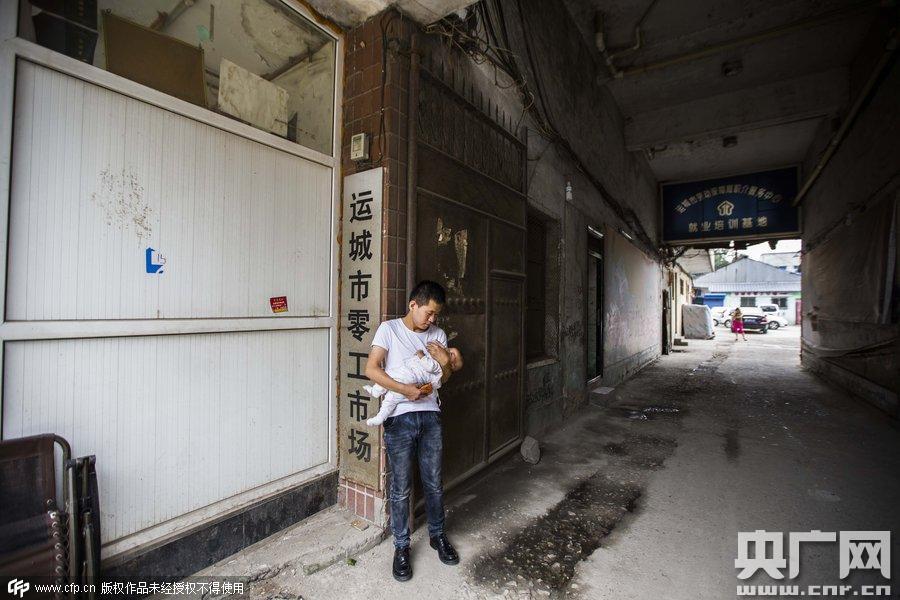 图片故事：90后的未婚爸爸