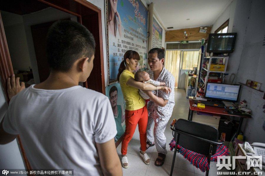 图片故事：90后的未婚爸爸