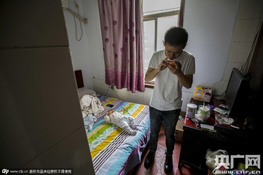 图片故事：90后的未婚爸爸
