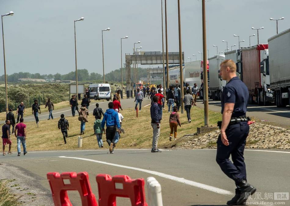 法国警察阻拦偷渡难民画面