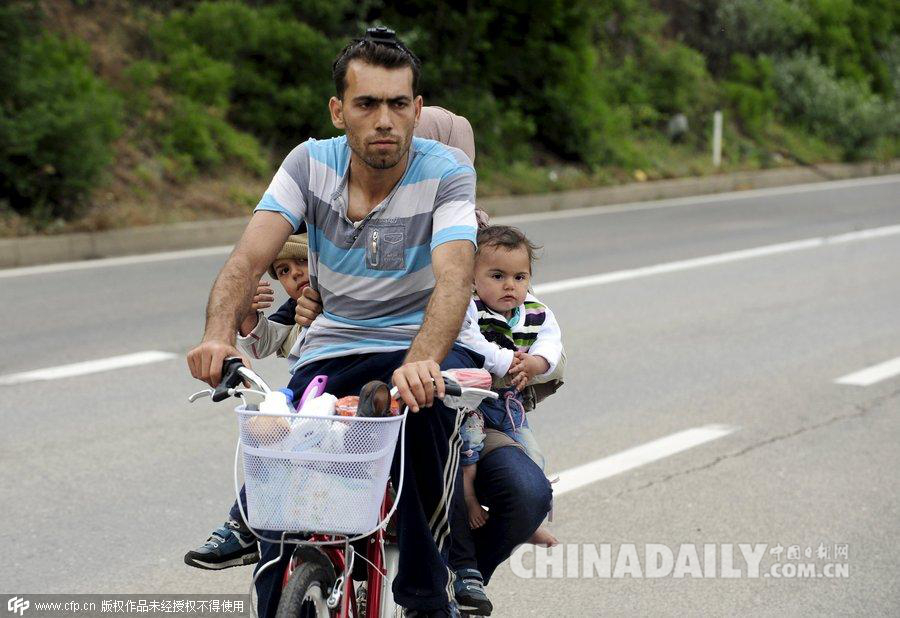 难民聚集马其顿与希腊边境 一路骑行前往欧洲