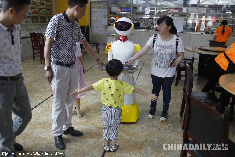 长沙一餐馆“雇”机器人服务员 能给小朋友跳舞讲故事