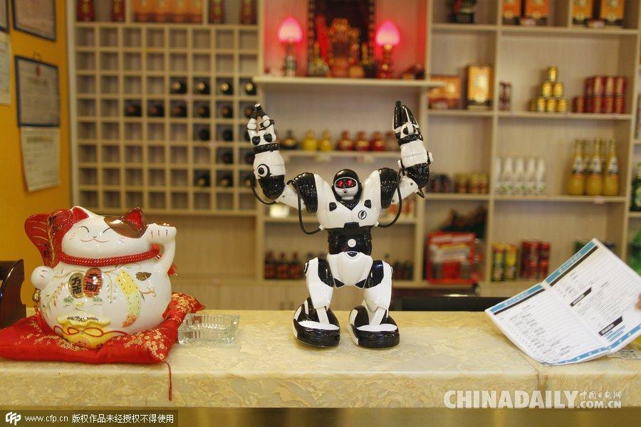 长沙一餐馆“雇”机器人服务员 能给小朋友跳舞讲故事