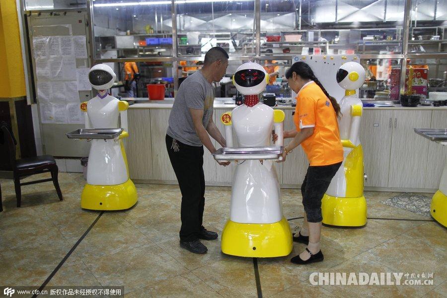 长沙一餐馆“雇”机器人服务员 能给小朋友跳舞讲故事