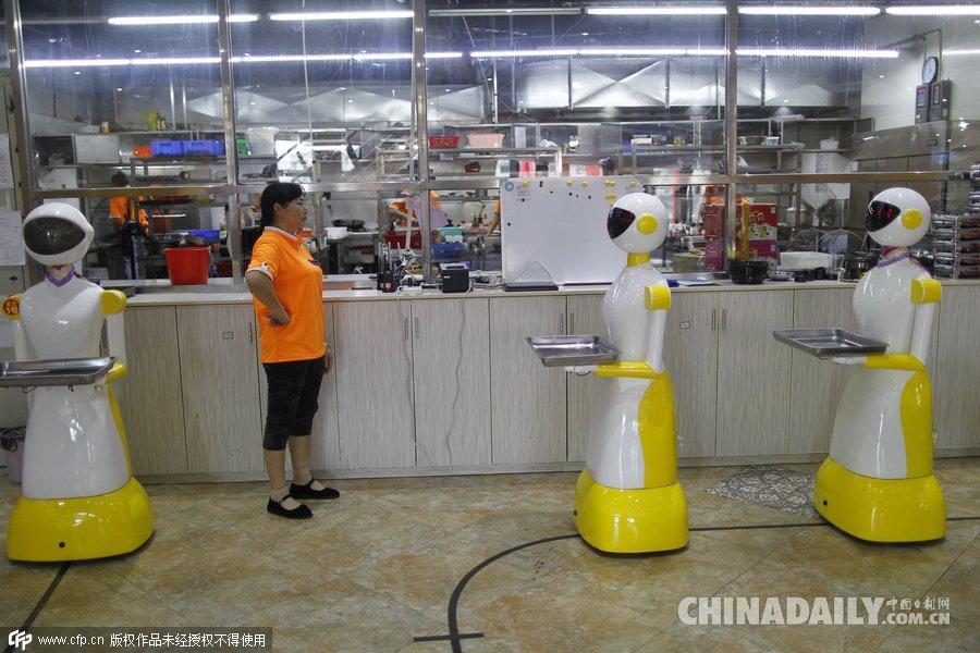 长沙一餐馆“雇”机器人服务员 能给小朋友跳舞讲故事