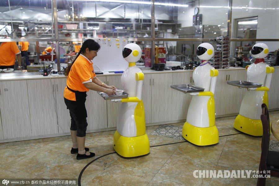 长沙一餐馆“雇”机器人服务员 能给小朋友跳舞讲故事