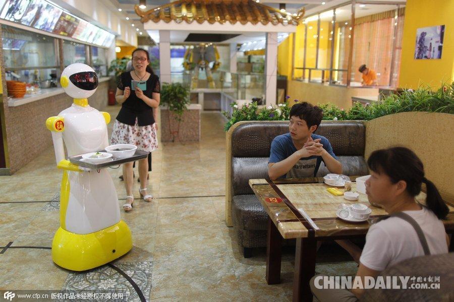 长沙一餐馆“雇”机器人服务员 能给小朋友跳舞讲故事