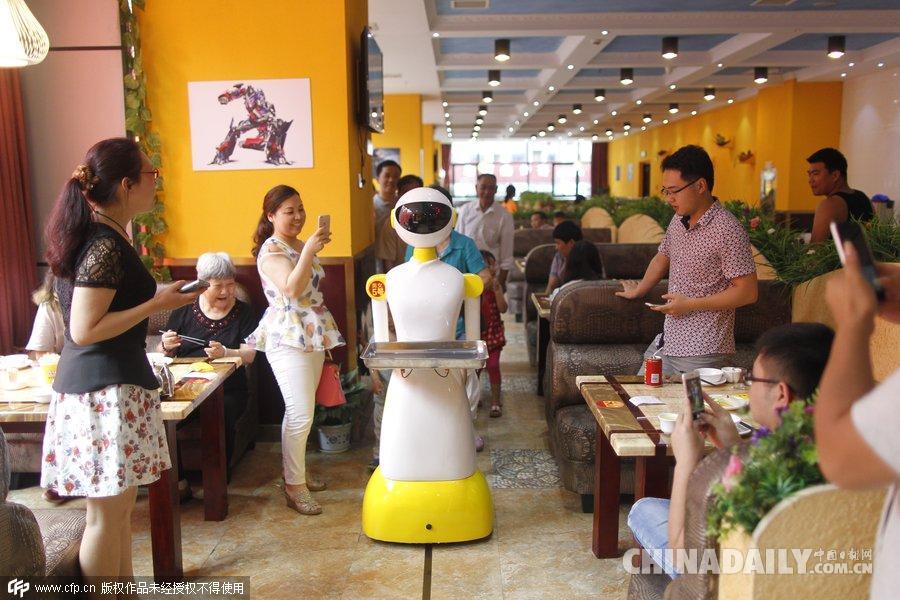 长沙一餐馆“雇”机器人服务员 能给小朋友跳舞讲故事