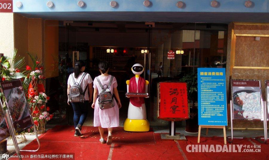 长沙一餐馆“雇”机器人服务员 能给小朋友跳舞讲故事