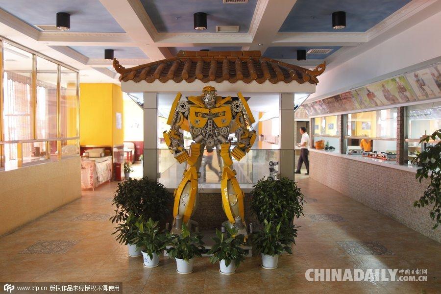 长沙一餐馆“雇”机器人服务员 能给小朋友跳舞讲故事