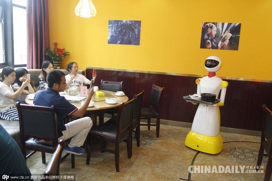 长沙一餐馆“雇”机器人服务员 能给小朋友跳舞讲故事