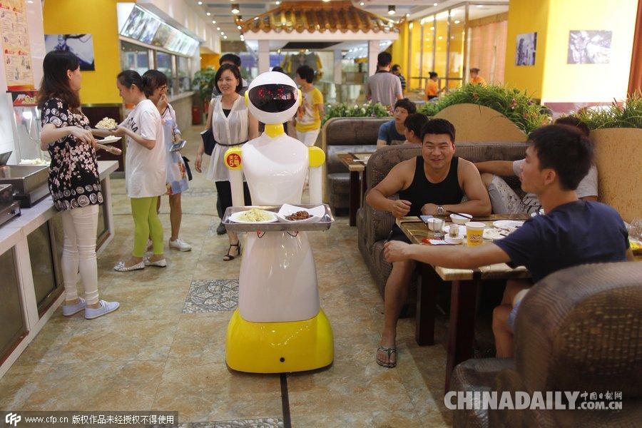长沙一餐馆“雇”机器人服务员 能给小朋友跳舞讲故事