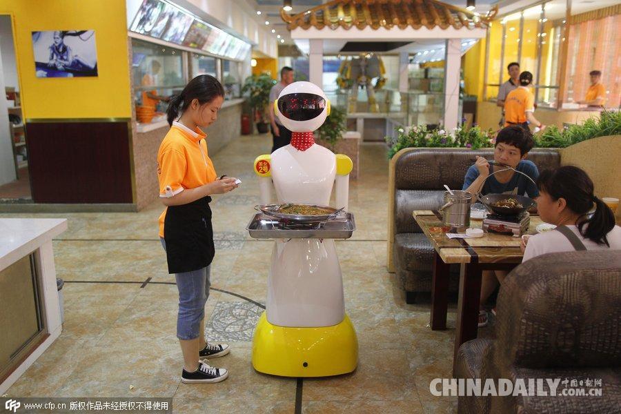 长沙一餐馆“雇”机器人服务员 能给小朋友跳舞讲故事