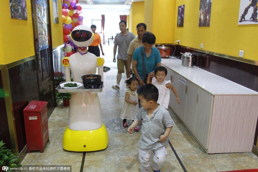 长沙一餐馆“雇”机器人服务员 能给小朋友跳舞讲故事