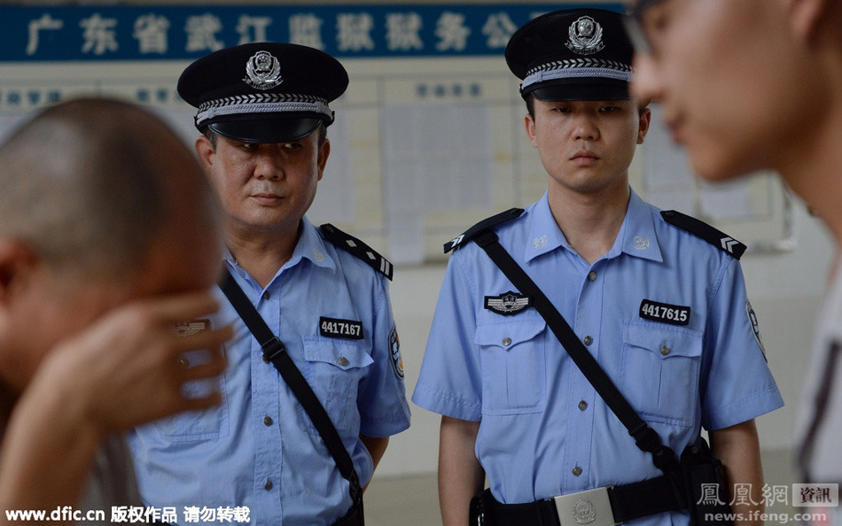 父亲节：狱警父子帮囚犯父子会面
