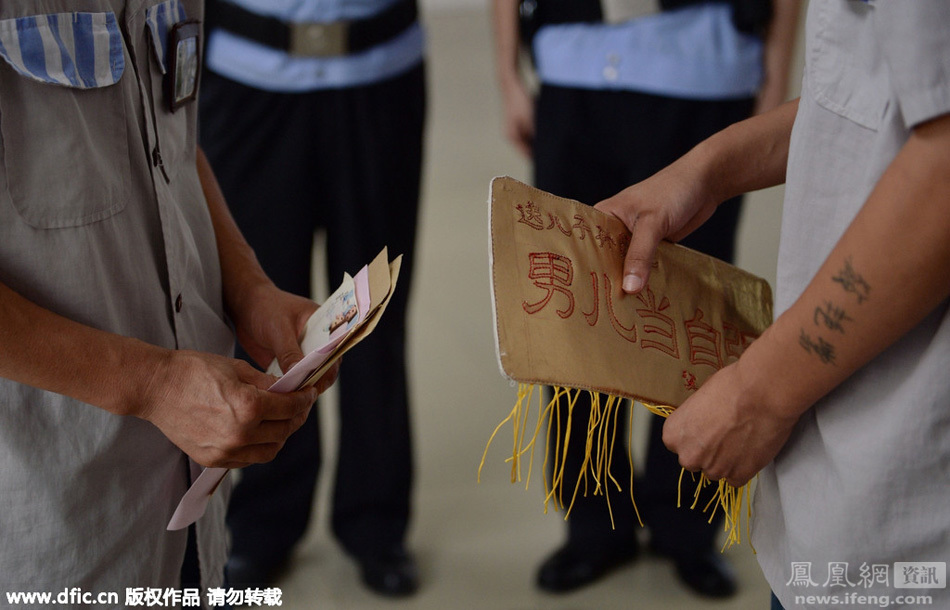父亲节：狱警父子帮囚犯父子会面