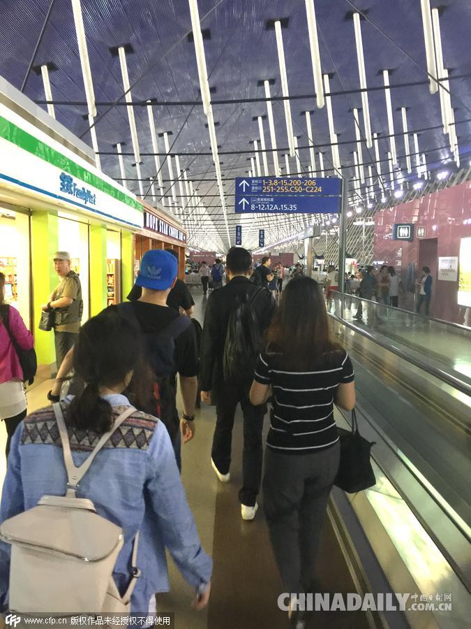 钟汉良“蒙面侠”机场疾走 高颜值获死忠粉跟随陪伴