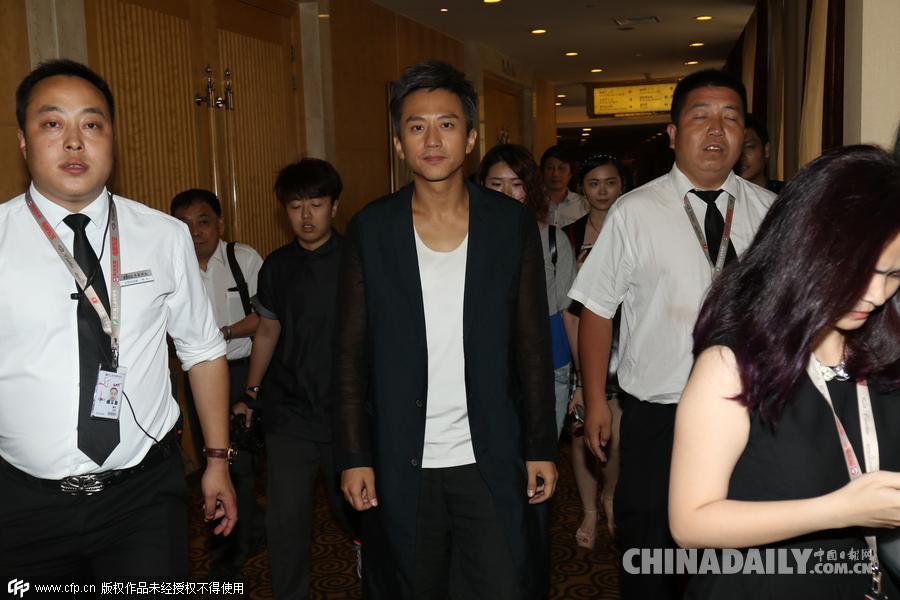 邓超“出轨门”后首现身 与段奕宏互吻额头秀“基情”