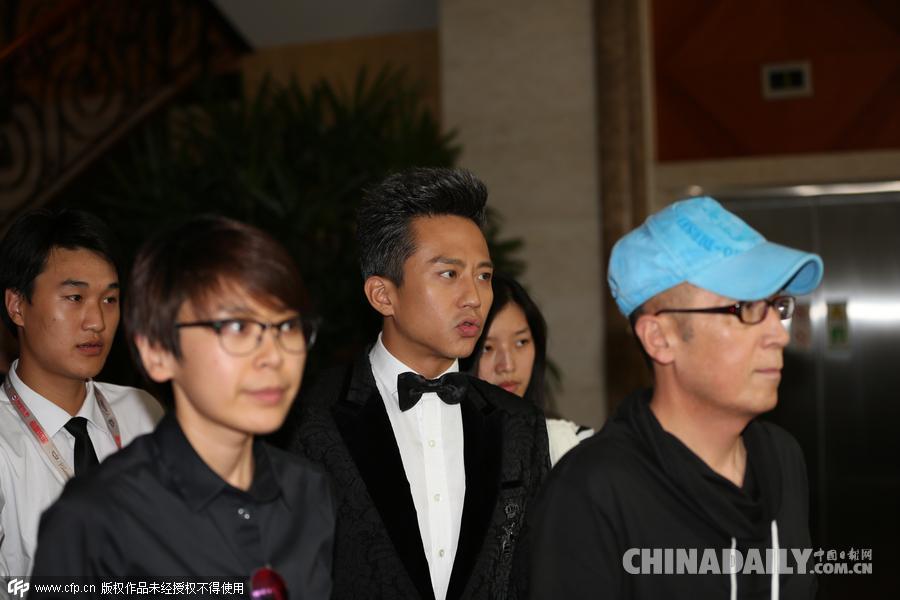 邓超“出轨门”后首现身 与段奕宏互吻额头秀“基情”