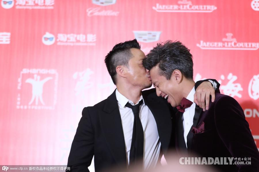 邓超“出轨门”后首现身 与段奕宏互吻额头秀“基情”