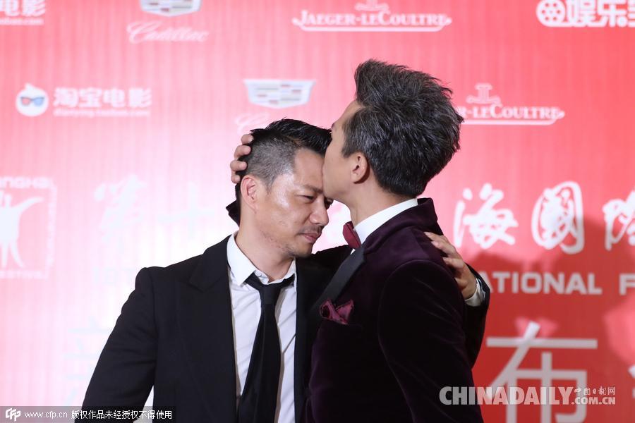 邓超“出轨门”后首现身 与段奕宏互吻额头秀“基情”