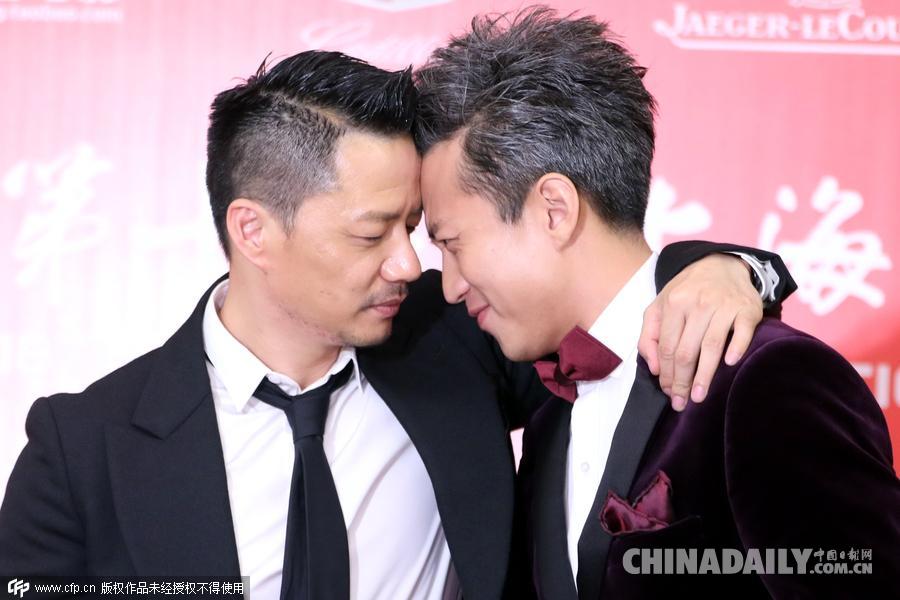 邓超“出轨门”后首现身 与段奕宏互吻额头秀“基情”