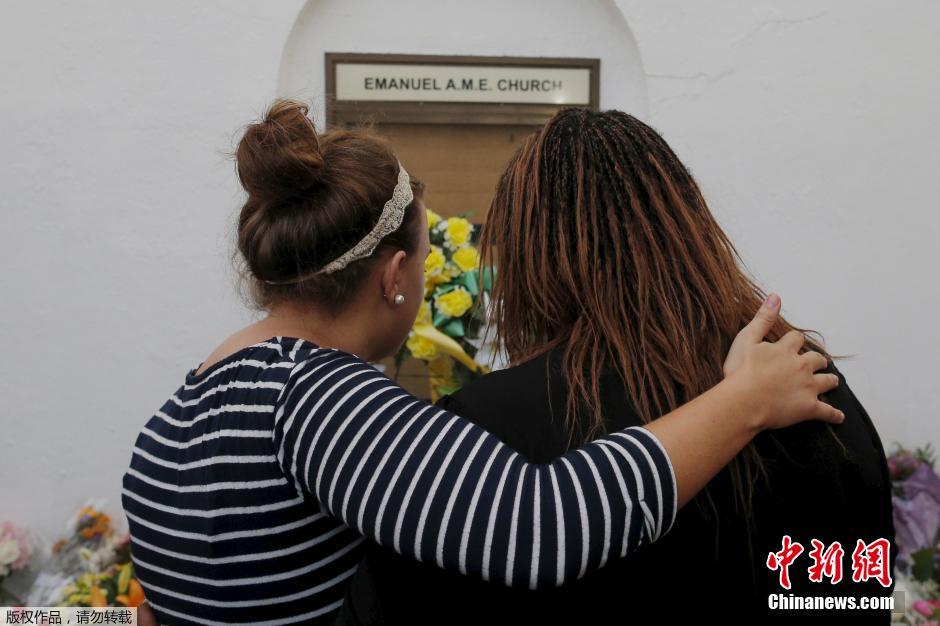 美国民众举行活动悼念教堂枪击案遇难者