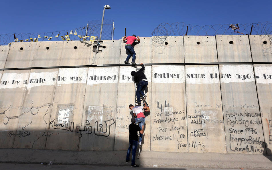 为了祷告 巴勒斯坦青年攀爬翻越隔离墙