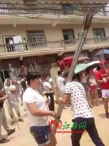 江西余干端午龙舟赛引冲突 官方称及时化解