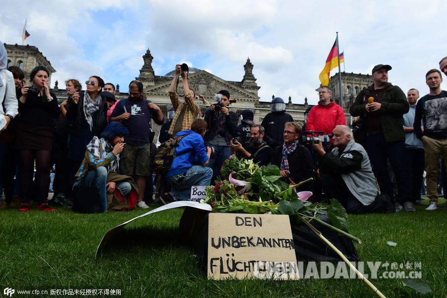 德国示威者议会前建造“墓穴” 呼吁关注非法移民问题