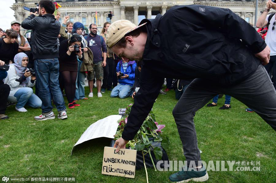 德国示威者议会前建造“墓穴” 呼吁关注非法移民问题