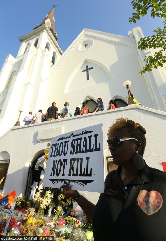 美国查尔斯顿枪击案教堂重新开放 民众前往献花哀悼