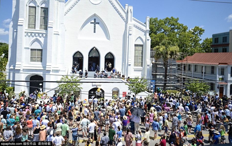 美国查尔斯顿枪击案教堂重新开放 民众前往献花哀悼