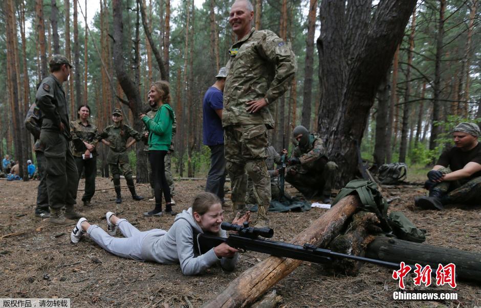 乌克兰平民参加军事训练 士兵亲自指导