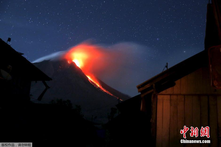 印尼火山持续喷发 周边村镇了无人烟